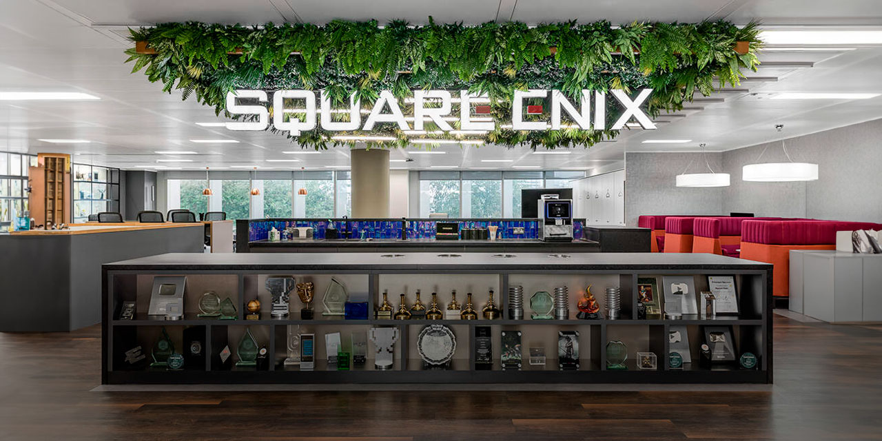 Oficinas de Square Enix con trofeos y premios en exhibición